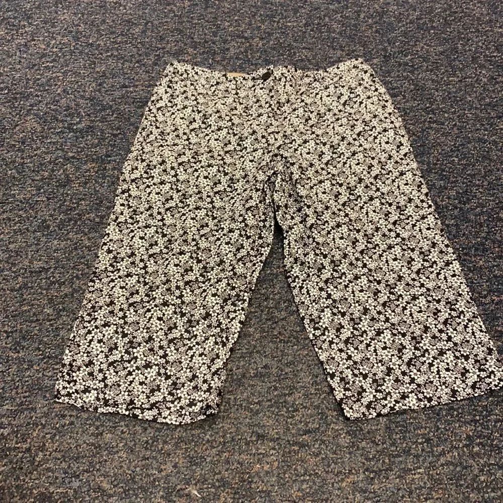 White Stag Black White Floral Pattern Capris sz.12